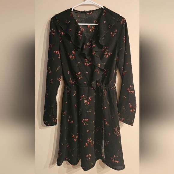 Black dress with flower pattern - Picture 1 of 3